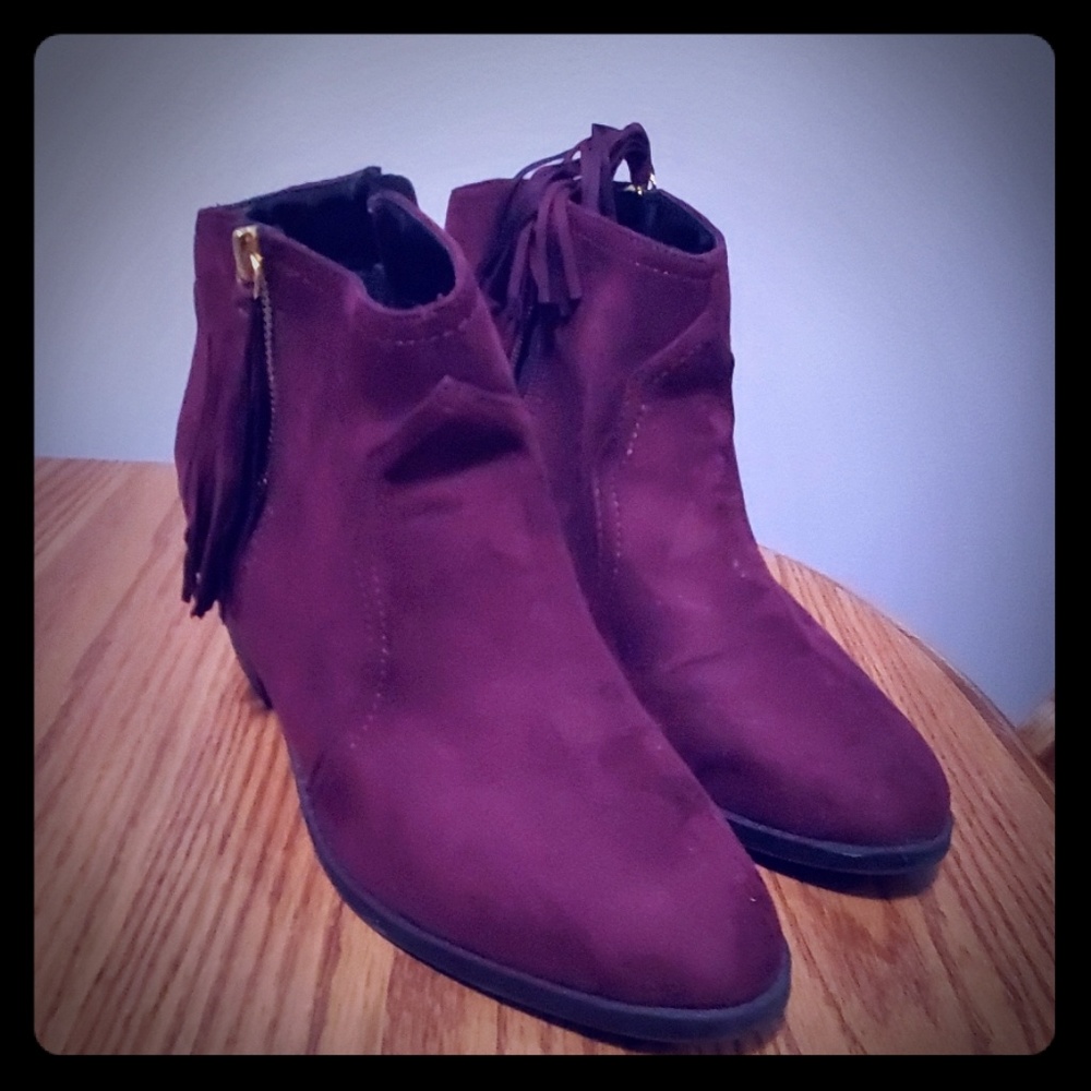 Super cute Burgandy booties